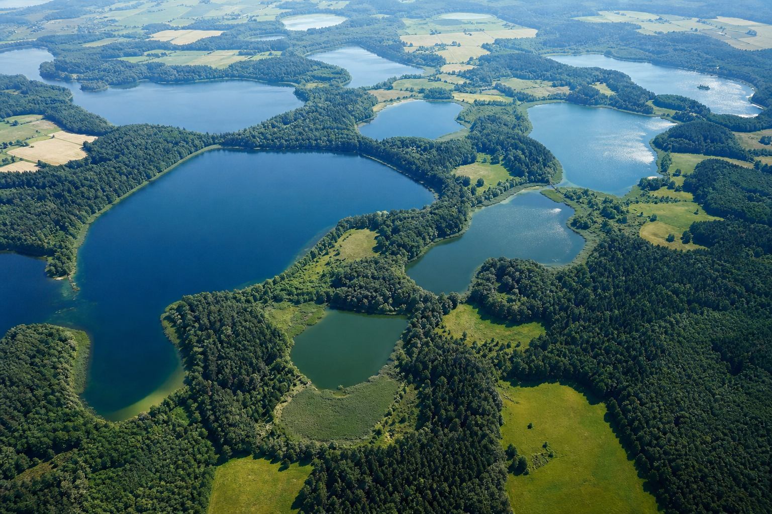Kette aus Seen und Wegen symbolisiert fünf Reisetage